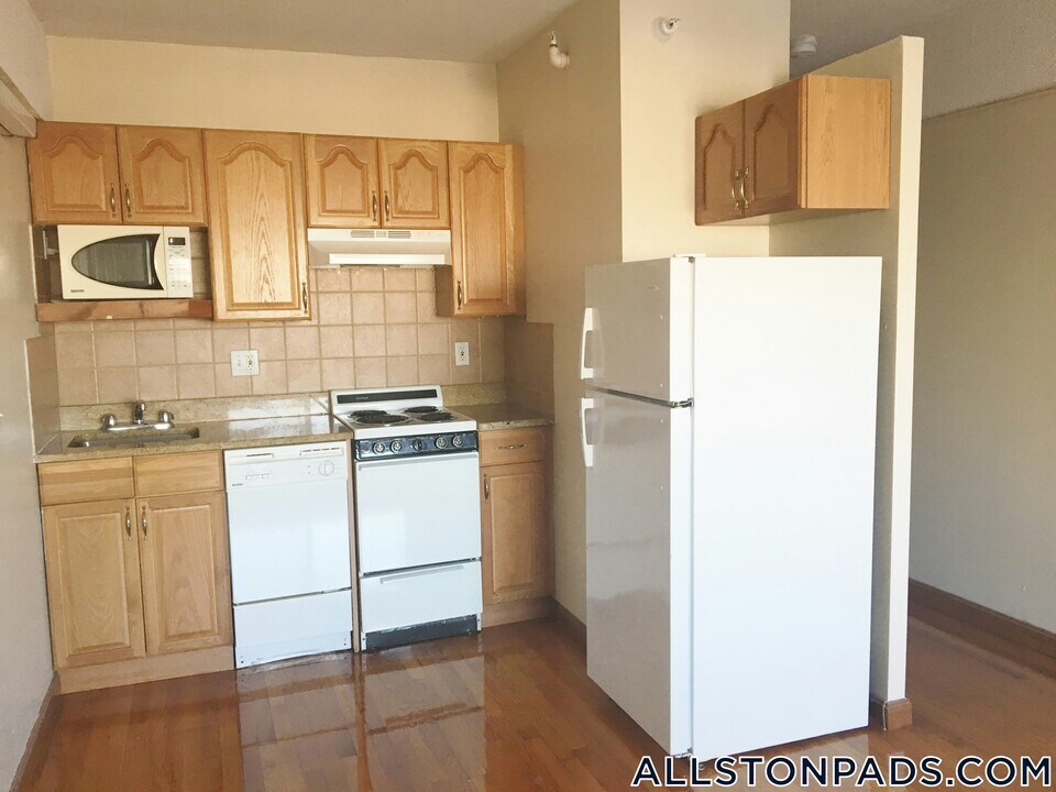 1110 Commonwealth Ave in Boston, MA - Building Photo
