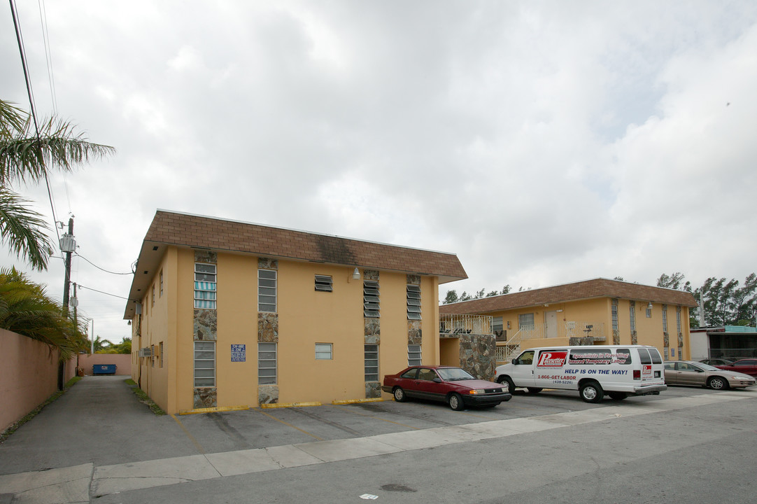 440 W 11th St in Hialeah, FL - Building Photo