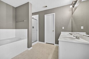 5615 W Harrow Dr in Houston, TX - Building Photo