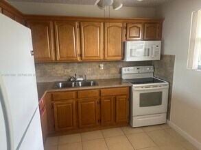 551 NW 107th Ave in Miami, FL - Building Photo - Building Photo