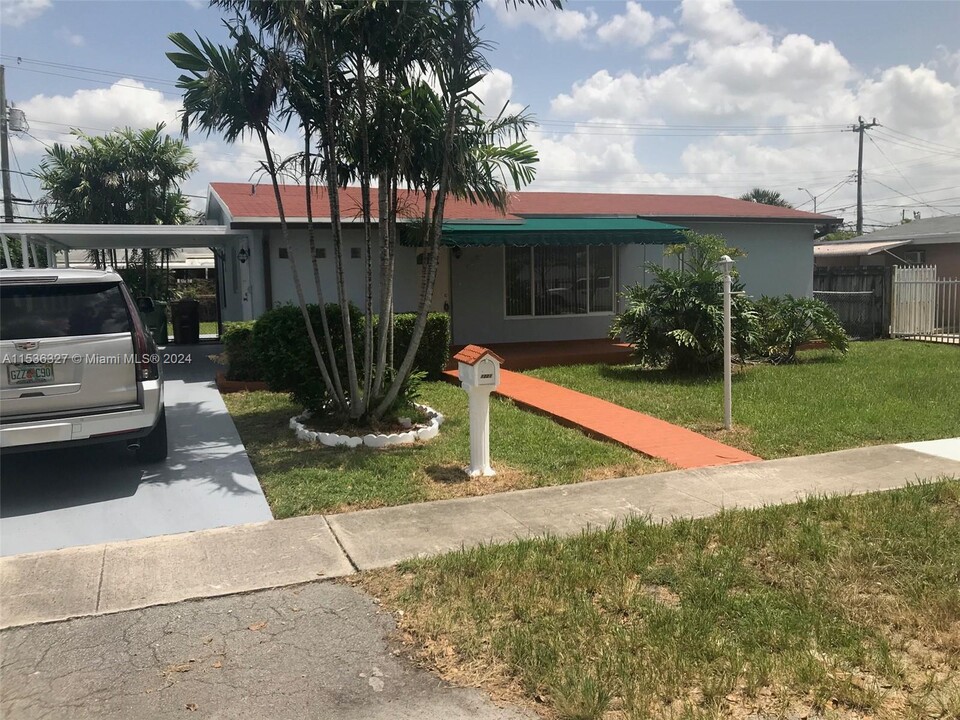 1221 W 62nd St in Hialeah, FL - Building Photo