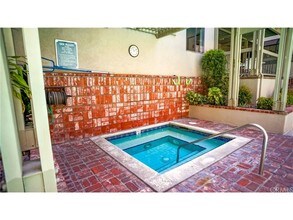330 S Mentor Ave in Pasadena, CA - Building Photo - Building Photo