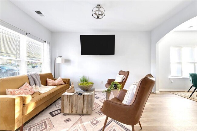 56 Holly Rd NW in Atlanta, GA - Foto de edificio - Building Photo