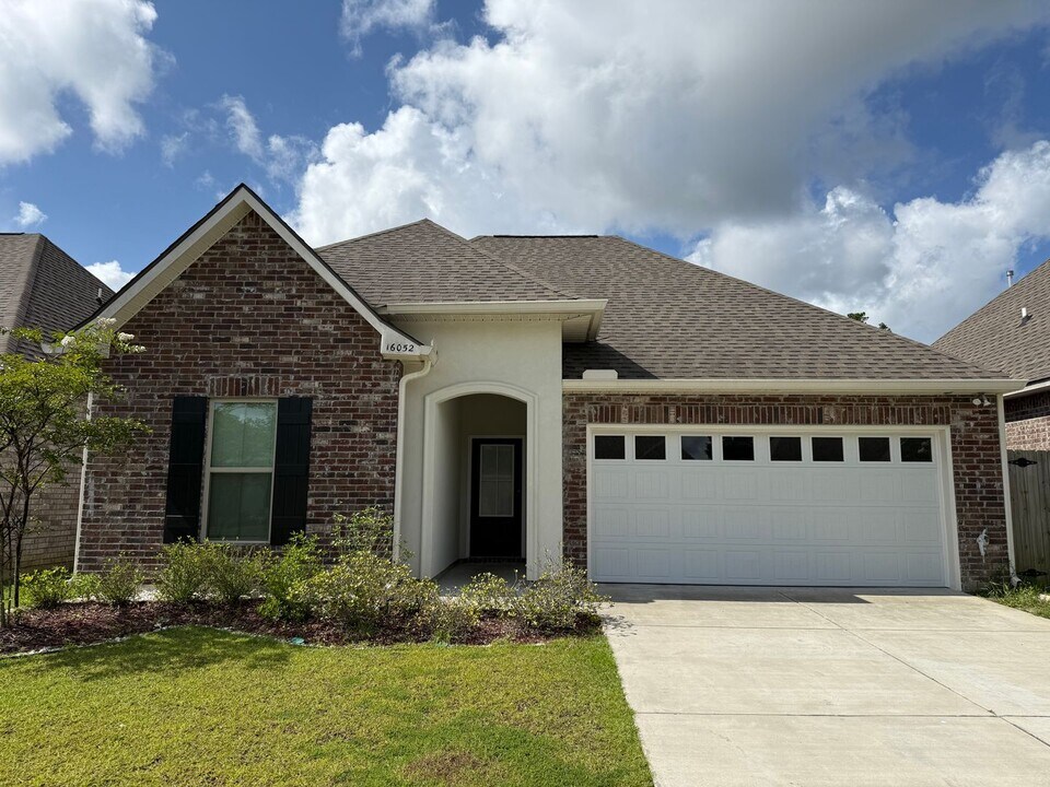 16052 Summer Gdns Ave in Baton Rouge, LA - Building Photo