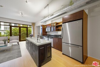 1111 S Grand Ave in Los Angeles, CA - Building Photo - Building Photo