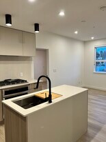 623 Kemsley Av in Coquitlam, BC - Building Photo