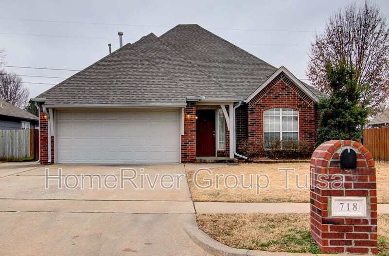 718 West 118th St S in Jenks, OK - Building Photo