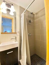 34 Bentley St, Unit 2 in Boston, MA - Foto de edificio - Building Photo