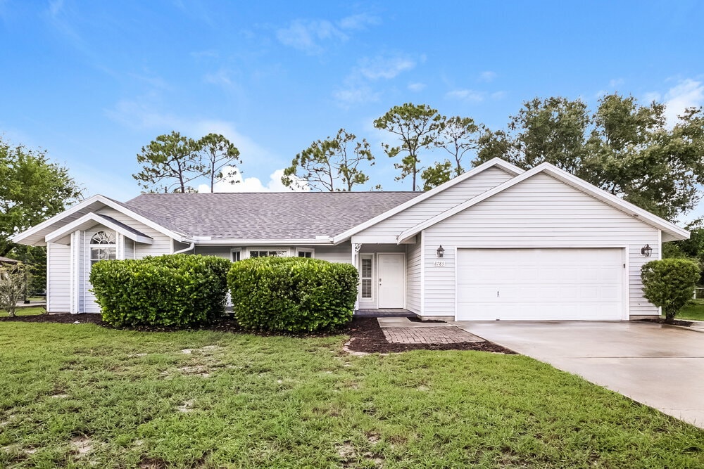 8785 Exeter St in Ft. Myers, FL - Building Photo