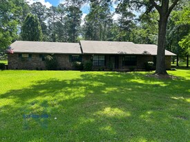 104 Pinewood Ct in Atlanta, TX - Building Photo