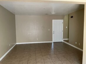 402 S 2nd Ave in Oakdale, CA - Building Photo - Building Photo
