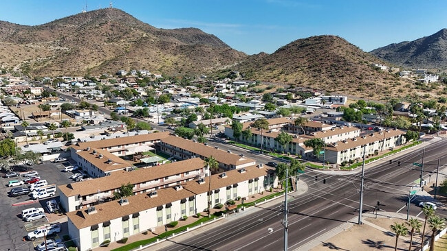 Windrose Villas Apartments in Phoenix, AZ - Building Photo - Building Photo