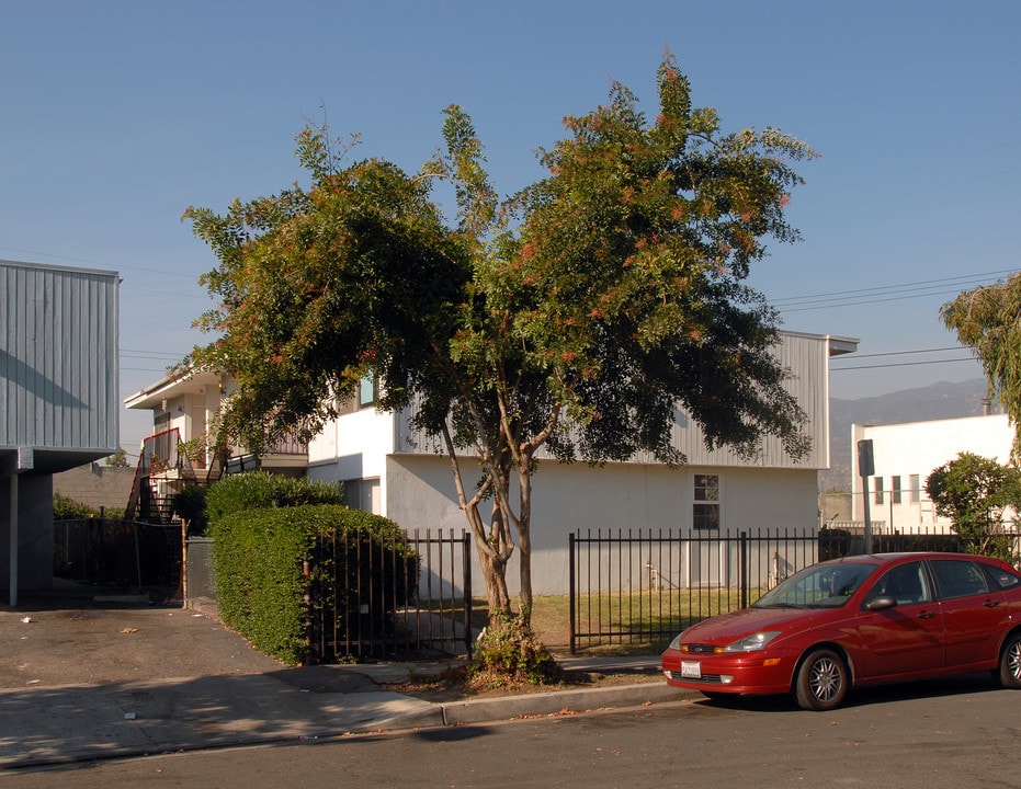 667 Glenfinnan Ave in Azusa, CA - Foto de edificio