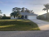 1124 NE 33rd St in Cape Coral, FL - Foto de edificio - Building Photo