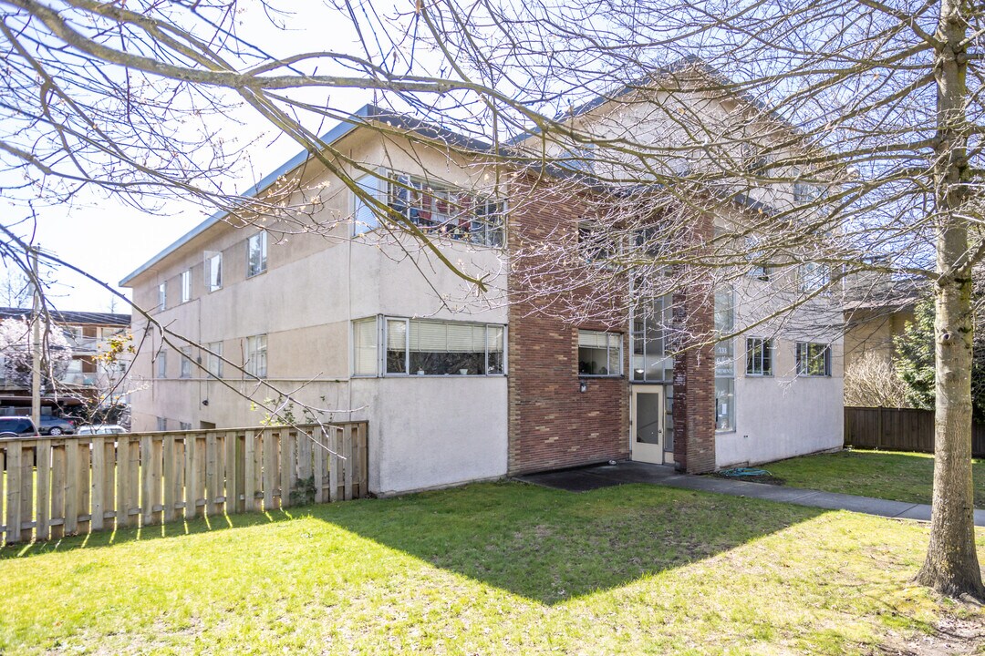 Balour Apartments in North Vancouver, BC - Building Photo