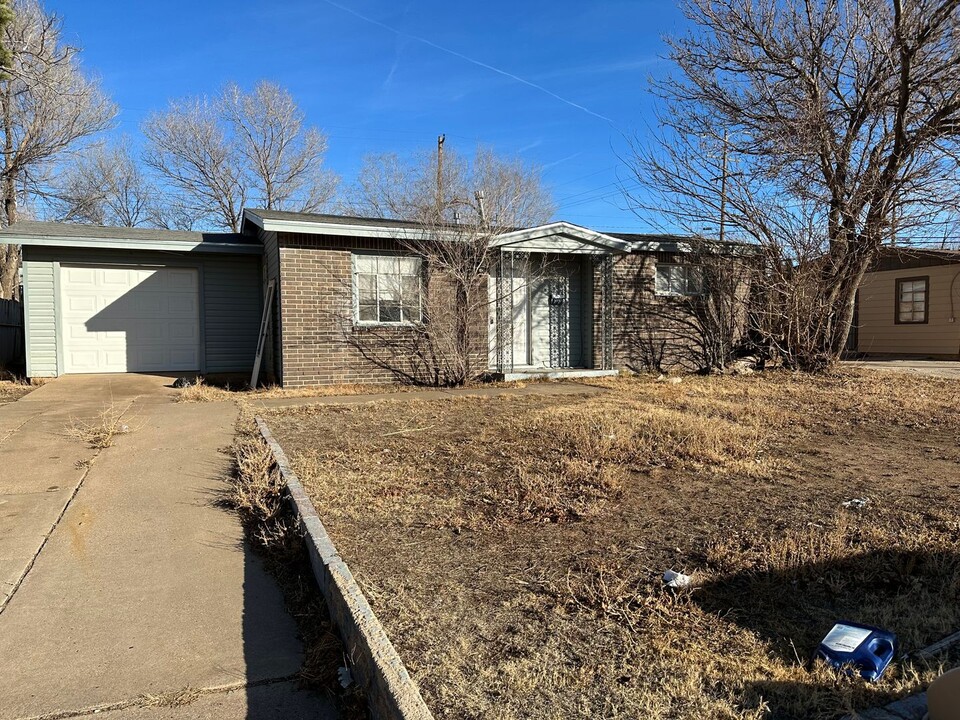 2402 Hickory St in Amarillo, TX - Building Photo