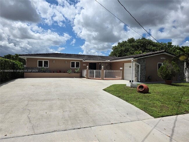 14760 Lewis Rd in Miami Lakes, FL - Building Photo - Building Photo