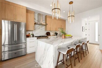 11024 Oxnard St in Los Angeles, CA - Building Photo - Building Photo