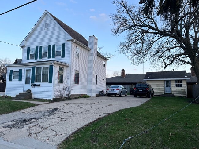 154 E Mill St, Unit Wauconda apartment, Unit Wauconda apartment