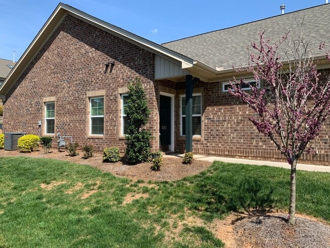 401 Fortress Ct in Winston-Salem, NC - Building Photo - Building Photo