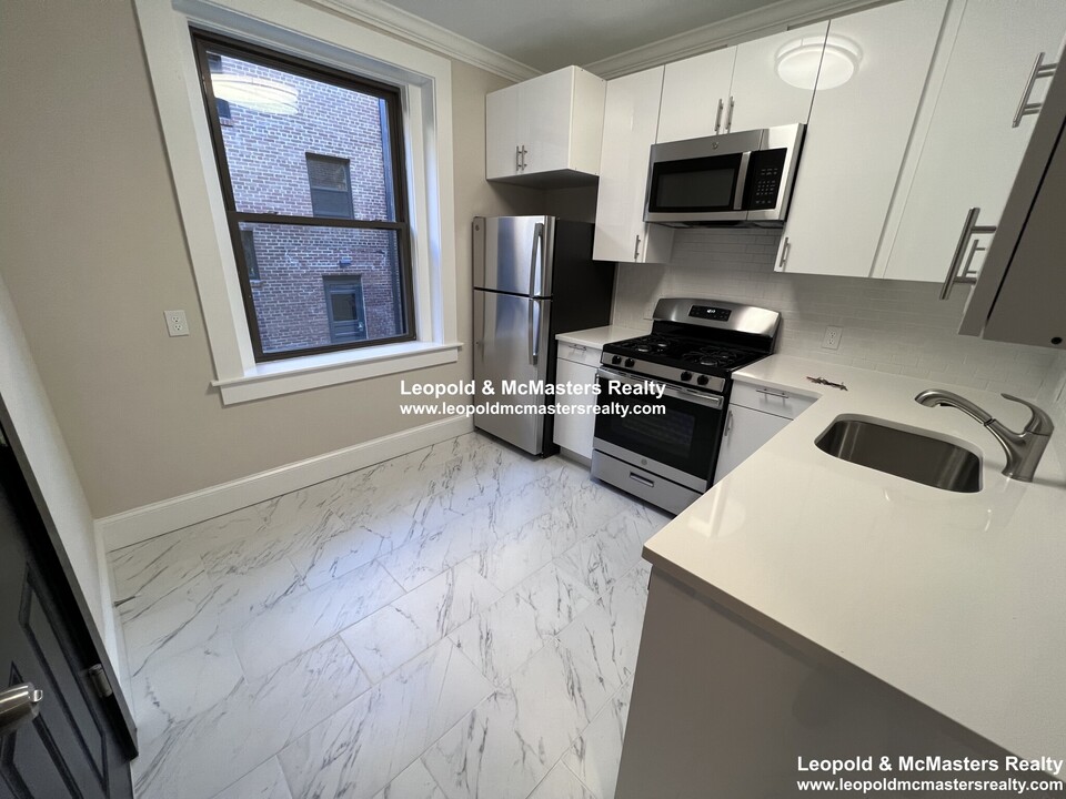 74 Longwood Ave, Unit 5 in Brookline, MA - Building Photo
