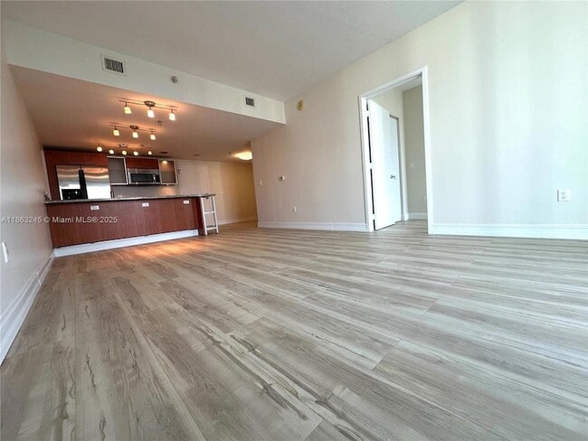 185 SW 7th St, Unit 2307 in Miami, FL - Building Photo - Building Photo