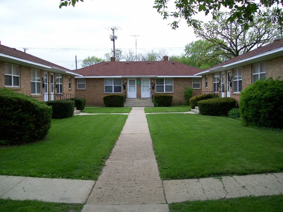 630-656 Pickus Ct in Waukegan, IL - Building Photo