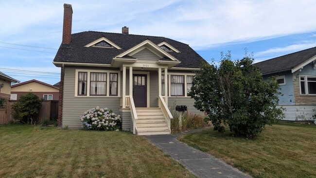 property at 2021 Lombard Ave