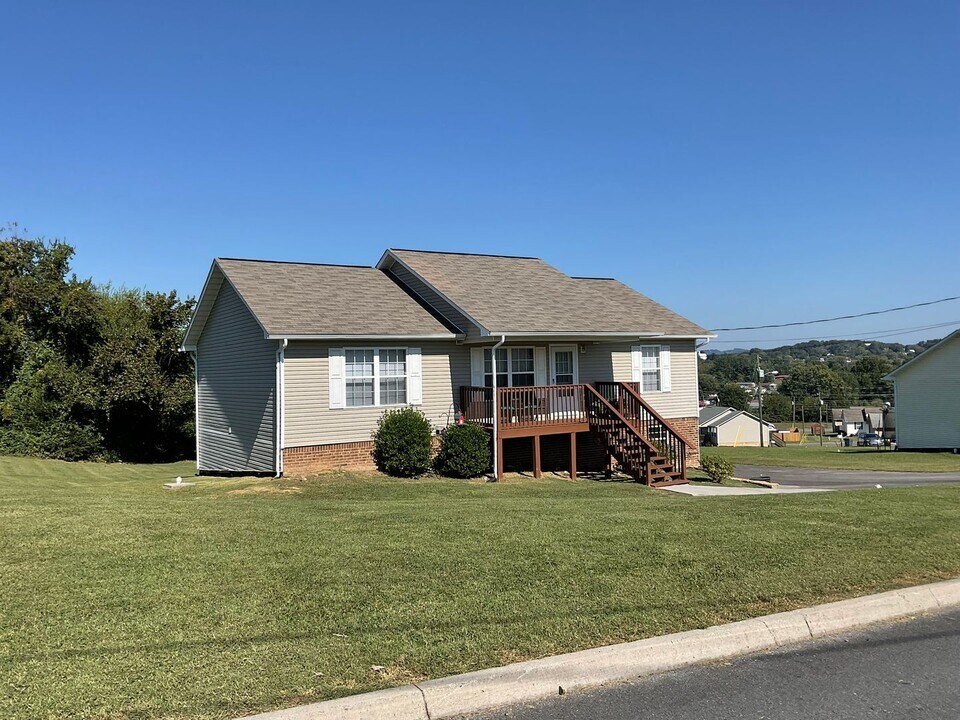 1152 Barker Dr in White Pine, TN - Building Photo