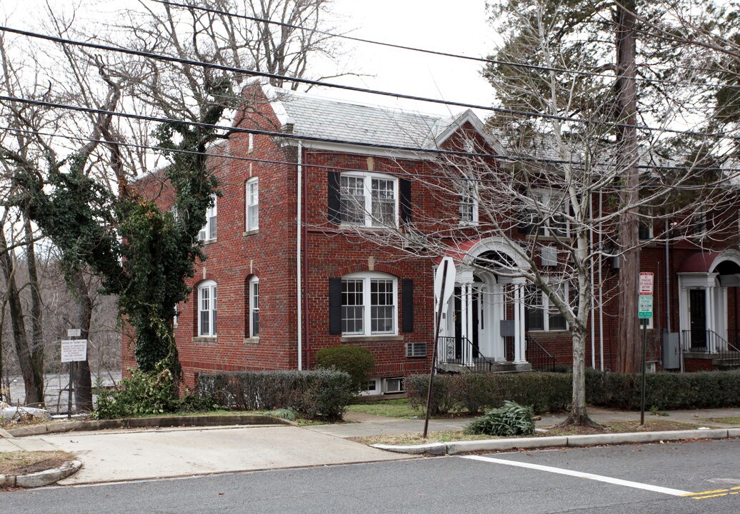 2500 41st St NW in Washington, DC - Foto de edificio