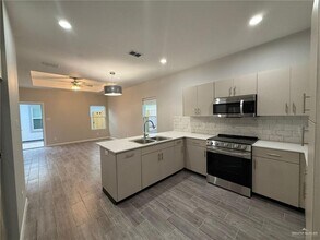 800 Dove Ave in Edinburg, TX - Building Photo - Building Photo