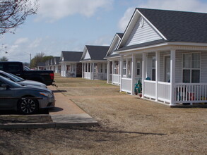 Ray Real Estate Apartments in Cleveland, MS - Building Photo - Building Photo