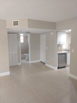 1503 SE Royal Green Cir, Unit V104 in Port St. Lucie, FL - Building Photo