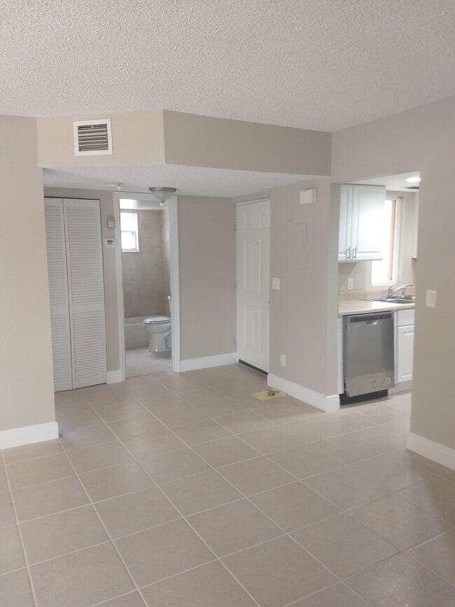 1503 SE Royal Green Cir, Unit V104 in Port St. Lucie, FL - Foto de edificio - Building Photo