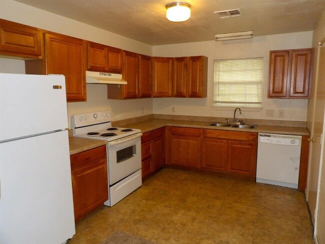 1203 NW Bell Ave in Lawton, OK - Foto de edificio - Building Photo