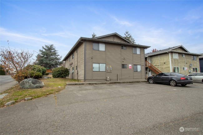 property at 1121 S Woodlawn St