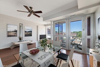 744 W Fullerton Ave in Chicago, IL - Building Photo - Building Photo