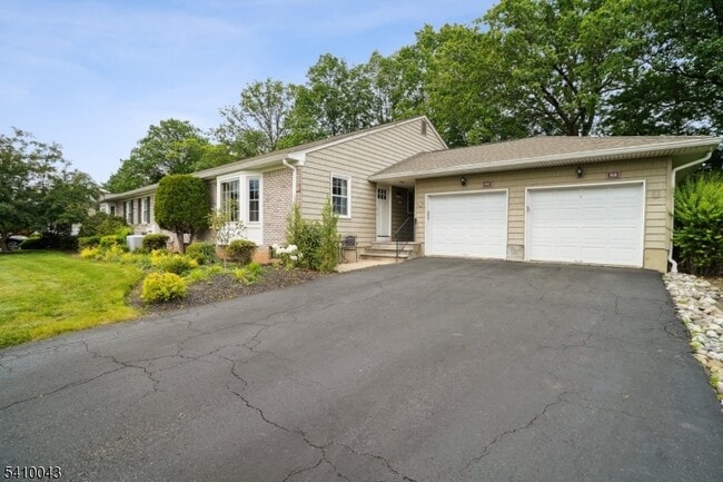 126 Brandywyne Dr in Florham Park, NJ - Building Photo - Building Photo