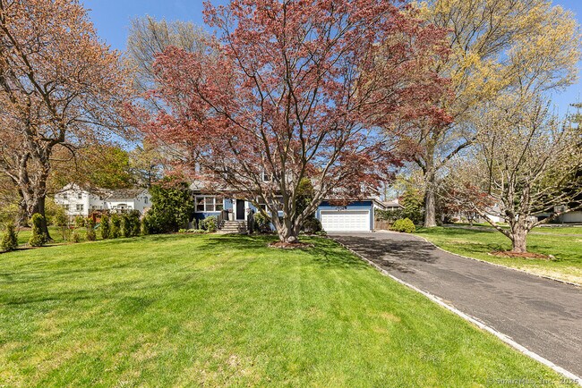 73 Coachlamp Ln in Darien, CT - Building Photo - Building Photo