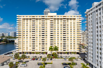 Plaza Towers North in Hallandale Beach, FL - Building Photo - Building Photo