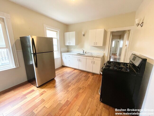 26 Taft St, Unit 3 in Boston, MA - Foto de edificio - Building Photo