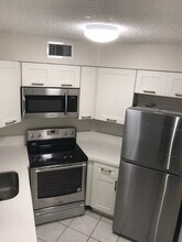 216 Lake Pointe Dr in Oakland Park, FL - Building Photo - Building Photo