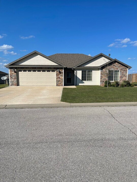 103 Rock Hill Ct in St. Robert, MO - Building Photo