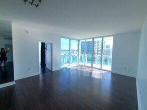 951 Brickell Ave, Unit 3710 in Miami, FL - Foto de edificio - Building Photo