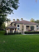 579 Prestwick Cir in Palm Beach Gardens, FL - Building Photo