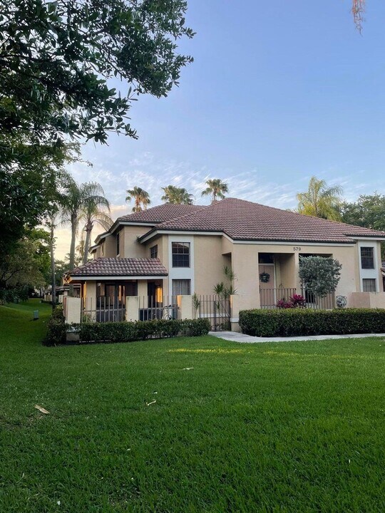 579 Prestwick Cir in Palm Beach Gardens, FL - Building Photo
