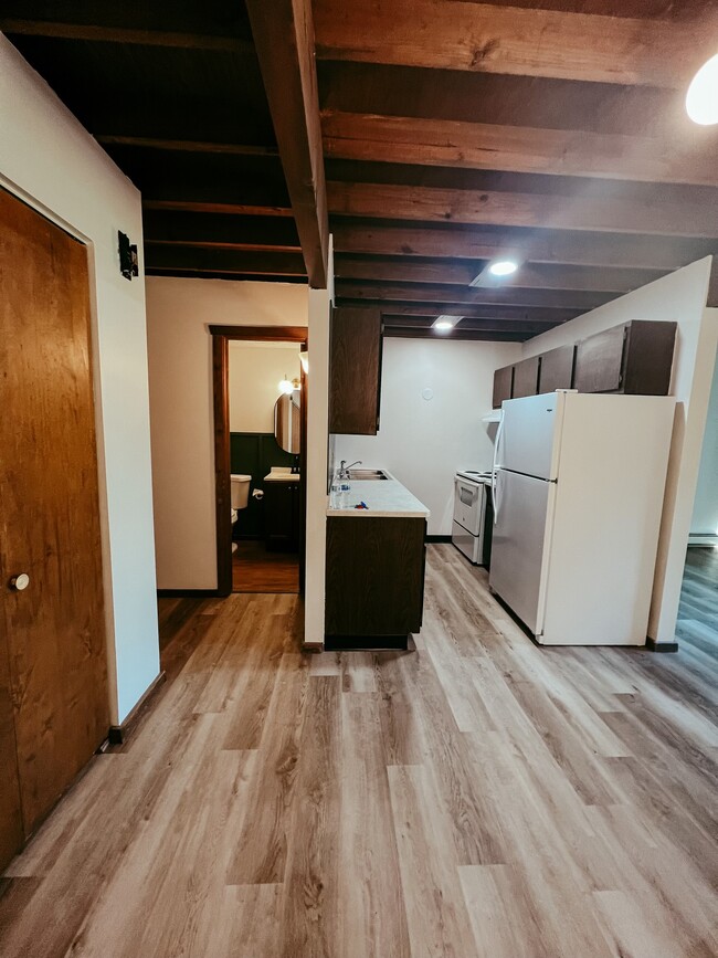 2029 Wolosyn Cir, Unit 1 in Youngstown, OH - Foto de edificio - Building Photo