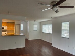 2412 Centergate Dr, Unit 201 in Miramar, FL - Foto de edificio - Building Photo