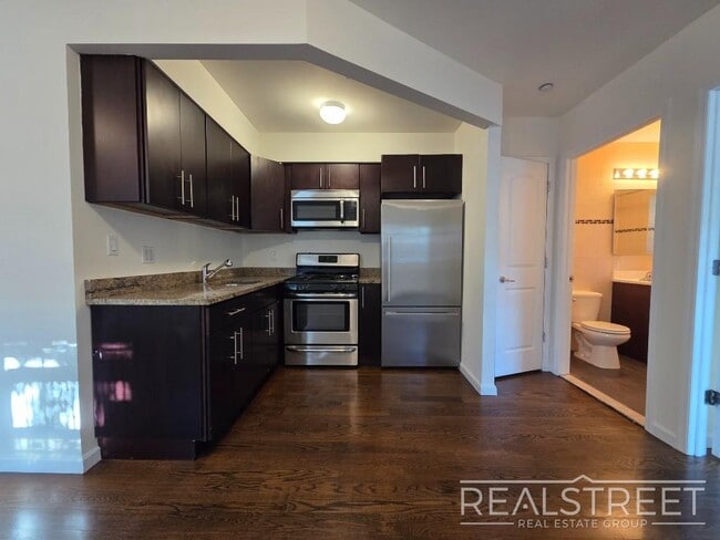 Beautiful renovated 1br Apartment, Unit 1