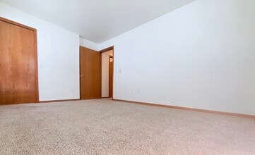 The Terrace at Cedar Glen: Fully Equipped 1–2 BR Homes Near Madison in Cross Plains, WI - Foto de edificio - Building Photo